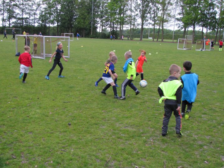 Wethouder bij eerste training jongste jeugd Blauw-Wit’81!