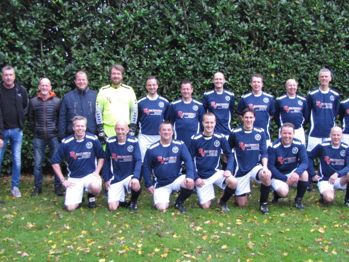 Nieuwe voetbaltenues voor Heren 5!