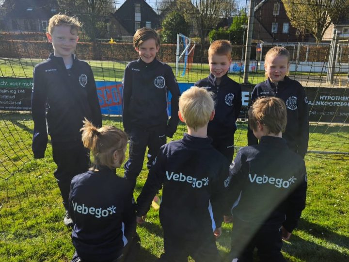 Nieuwe trainingspakken voor JO8