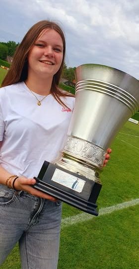 Yfke Rijken ontvangt ‘Koen Loonen Wisseltrofee’